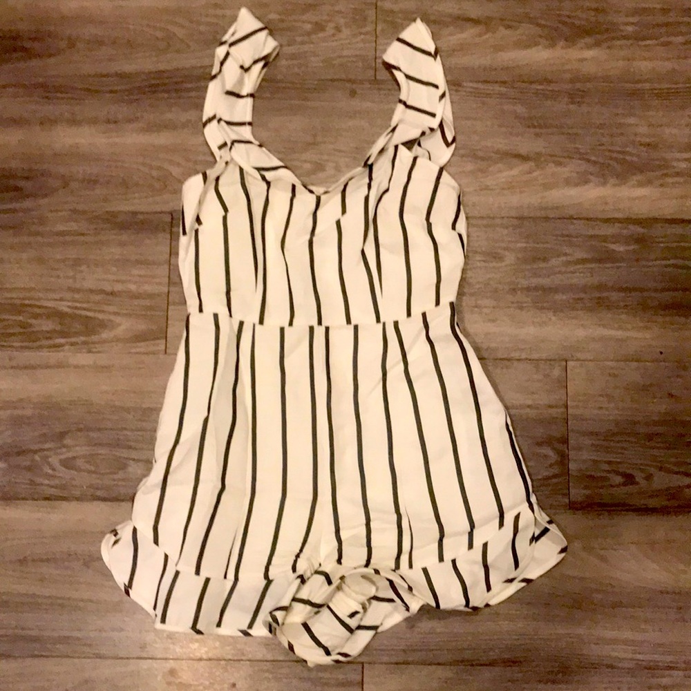 Darling lined linen romper with zipper in back
